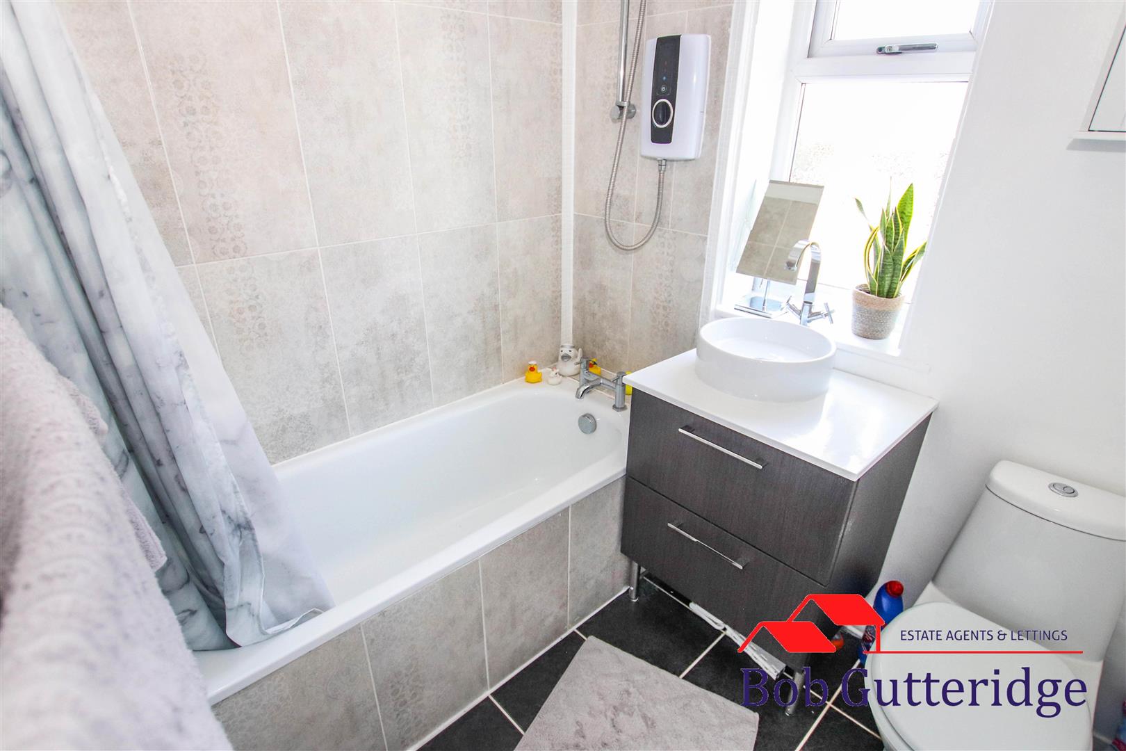FIRST FLOOR BATHROOM